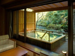 特別室「北斗館」の庭園を眺める部屋風呂